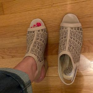 Vince Camuto Beige and Black Sandals